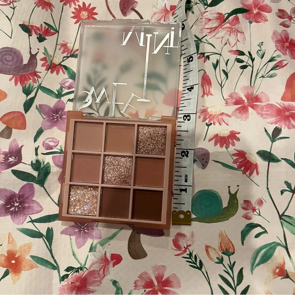 9 Color Neutral Pinky Toned Eyeshadow Palette